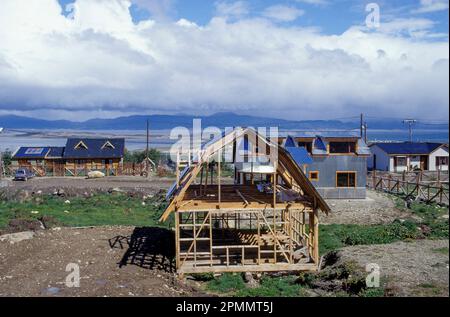 Argentine, Ushuaia. Construction d'une maison le long du début du canal Beagle. Banque D'Images