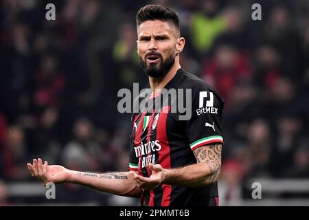 Olivier Giroud d'AC Milan gestes pendant le match de football de la Ligue des Champions entre AC Milan et SSC Napoli au stade San Siro de Milan (Italie), A Banque D'Images