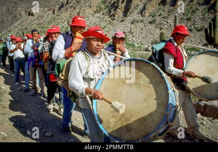 Argentine, Tilcara. Jouer à la batterie pendant une procession de Pâques. Banque D'Images