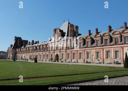 Palais de Fontainebleau : l'aile nord, connue sous le nom d'aile des ministres ou aile des ministers, construite au XVème siècle dans la cour des Adieux Banque D'Images