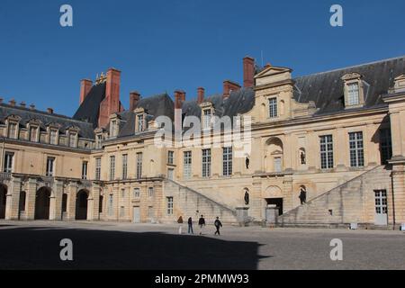 Palais de Fontainebleau : l'aile de la Belle cheminée construite entre 1568-1570 par l'architecte italien Francesco Primaticcio sur le Cour de la Fontaine Banque D'Images