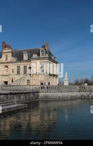 L'Etang aux Carpes du palais de Fontainebleau, l'aile de la Belle cheminée, la grande statue d'Ulysses de 206cm dans la cour de la Fontaine au début du printemps Banque D'Images