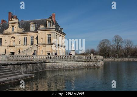 L'aile de la Belle cheminée du palais de Fontainebleau avec une grande statue d'Ulysses de 206cm dans le Cour de la Fontaine surplombant l'Etang aux Carpes Banque D'Images