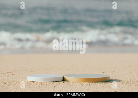 Deux podiums à plate-forme ronde et vide sur le sable de la plage Banque D'Images