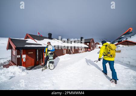 Retour au Lodge DNT Rondvassbu après une journée de ski dans les montagnes du parc national de Rondane, en Norvège Banque D'Images