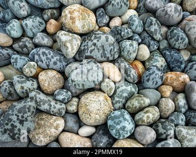 Pluie en lambeaux / galets à pois sur la plage d'Elgol, île de Skye, Écosse, Royaume-Uni Banque D'Images