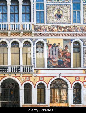 Palazzo Barbarigo, palais de la Renaissance, façade de bâtiment historique avec mosaïques en verre de murano, Venise, Italie Banque D'Images