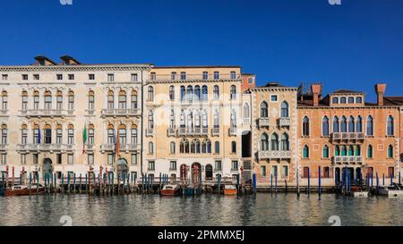Grand Canal de Venise et bâtiments historiques et palais au ciel bleu et au soleil, Venise, Italie, Europe Banque D'Images