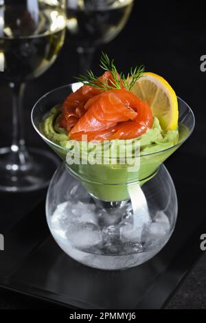 Le goût est une combinaison de pulpe d'avocat avec une texture délicate de crème de fromage doux et de saumon, avec l'ajout d'aneth et une tranche de citron. Banque D'Images