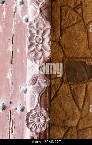 Fragment de vieille porte en bois sculptant. Gros plan Banque D'Images
