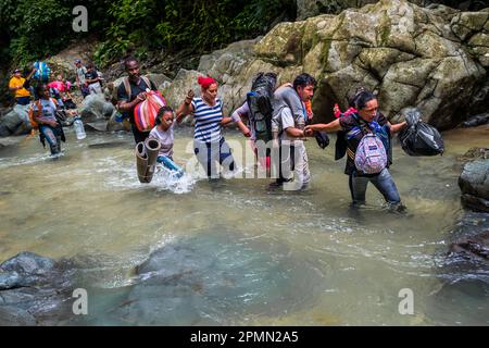 Des migrants de l'Equateur, d'Haïti et du Nigeria se sont empatés du fleuve dans la jungle sauvage et dangereuse du fossé Darién entre la Colombie et Panamá. Banque D'Images