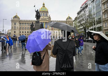 Prague, République tchèque. 14th avril 2023. Personnes avec parasols photographiées à 14 avril 2023, sur la place Venceslas à Prague, République tchèque. Crédit : vit Simanek/CTK photo/Alay Live News Banque D'Images