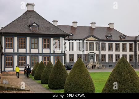 Saxe-Anhalt. 14 avril 2023. Par temps sombre, les visiteurs se promènent sur le terrain du château d'Oranienbaum. Le même jour, le tableau de retour 'Prince William d'Orange-Nassau et trois de ses Sœurss' (1635) a été présenté lors d'un événement festif. Le portrait de groupe du peintre néerlandais Gerrit van Honthorst (1592-1656) a été considéré comme perdu pendant des décennies. Il montre les enfants du gouverneur néerlandais Friedrich Heinrich von Oranien-Nassau et de sa femme Amalia von Solms. À l'avenir, il sera présenté aux visiteurs dans la salle de banquet du château d'Oranienbaum. Photo: Jan Woitas/dpa/Alay Live News Banque D'Images