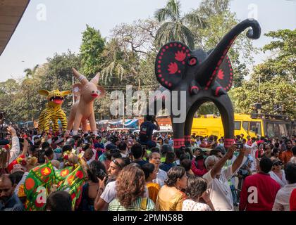 Les gens célèbrent le nouvel an de Bangla Pohela Boishak 1430 à Dhaka, au Bangladesh, le 14 avril 2023 Banque D'Images