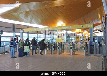 Les passagers s'approchent du nouveau système de transport de passagers DART de l'aéroport de Luton. Relie l'aéroport à la station Luton Airport Parkway. Ouvert en mars 2023 Banque D'Images