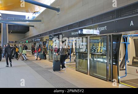 Les passagers quittent le nouveau système de transport de passagers DART de l'aéroport de Luton qui relie l'aéroport à la gare de Luton Airport Parkway. Ouvert en mars 2023 Banque D'Images