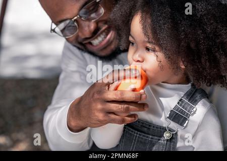 Les enfants apprennent des parents à marcher, à tenir les choses, à prendre des tours, à jouer des jouets symboliques et à exprimer leurs émotions. L'amour, les conseils, l'inspiration et Banque D'Images