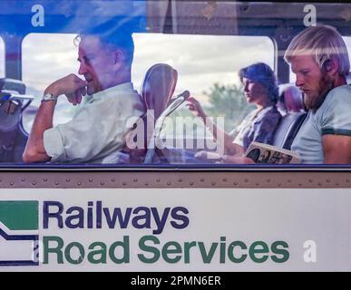 Une image historique de 1981 d'un chemin de fer Road Services Bedford SB3 Cruiser autocar s'est arrêté à côté de la route sur son voyage à Dunedin de Christchurch sur l'île sud de la Nouvelle-Zélande. Les passagers peuvent être vus assis dans le bus pendant qu'ils attendent le conducteur. Banque D'Images