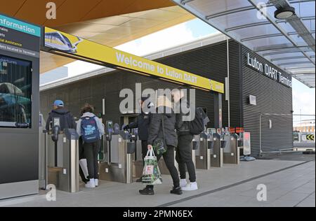 Les passagers s'approchent du nouveau système de transport de passagers DART de l'aéroport de Luton. Relie l'aéroport à la station Luton Airport Parkway. Ouvert en mars 2023 Banque D'Images