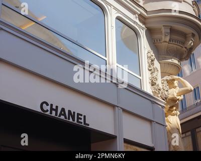 Vienne, Autriche - 11 août 2022: Façades de Chanel magasin extérieur de la ville. Fashion week Chanel shopping Banque D'Images