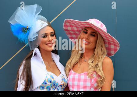 Dames vêtues pour la Journée des Dames au cours du Grand festival national de Randox 2023 Dames Day à l'hippodrome d'Aintree, Liverpool, Royaume-Uni, 14th avril 2023 (photo de Conor Molloy/News Images) à Liverpool, Royaume-Uni, le 4/14/2023. (Photo de Conor Molloy/News Images/Sipa USA) Banque D'Images