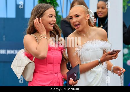 Dames vêtues pour la Journée des Dames au cours du Grand festival national de Randox 2023 Dames Day à l'hippodrome d'Aintree, Liverpool, Royaume-Uni, 14th avril 2023 (photo de Conor Molloy/News Images) à Liverpool, Royaume-Uni, le 4/14/2023. (Photo de Conor Molloy/News Images/Sipa USA) Banque D'Images