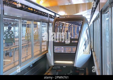 Unité de train sur le nouveau système de transport de passagers DART de l'aéroport de Luton qui relie maintenant l'aéroport à la gare de Luton Airport Parkway. Ouvert en mars 2023 Banque D'Images