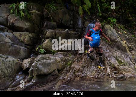 Un migrant équatorien monte sur un sentier rocheux dans la jungle sauvage et dangereuse de l'écart Darién entre la Colombie et Panamá. Banque D'Images