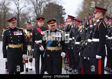 Le roi Charles III inspecte les cadets de l'officier lors de la parade de Sovereign de 200th à l'Académie militaire royale de Sandhurst (RMA) à Camberley. Date de la photo: Vendredi 14 avril 2023. Banque D'Images