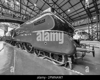 Image générale à l'intérieur du Musée national des chemins de fer de York vu ici avec un Mallard profilé qui a établi une vitesse record de 126mph en 1938 un record pour a s. Banque D'Images
