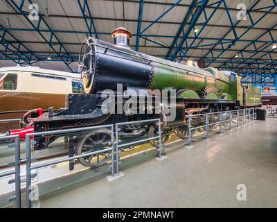 Image générale à l'intérieur du Musée national des chemins de fer de York, ici vu avec la locomotive Lode Star de Great Western Railways Banque D'Images