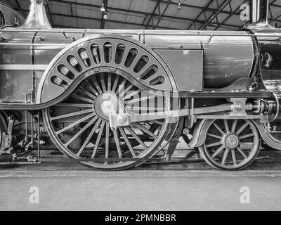 Image générale à l'intérieur du Musée national des chemins de fer de York, ici, présentant la locomotive à simple mouvement Great Northern Railways Sterling Banque D'Images