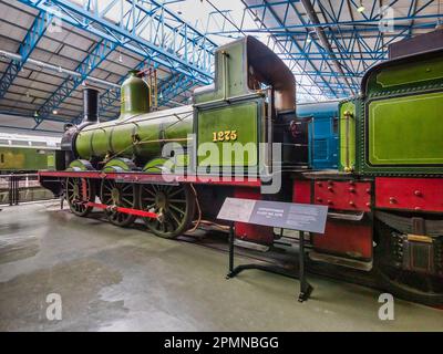 Image générale à l'intérieur du Musée national des chemins de fer de York, ici, présentant les chemins de fer du Nord-est avec cabine exposée Banque D'Images