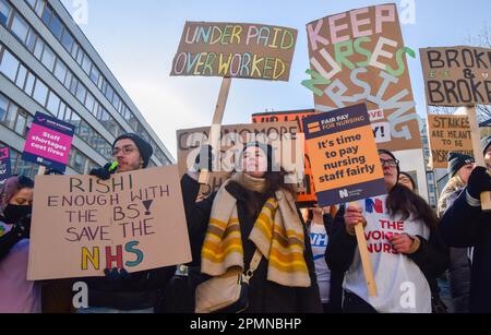 Londres, Royaume-Uni. 7th février 2023. Piquet à l'extérieur de l'hôpital St Thomas, les infirmières du NHS poursuivent leurs grèves sur salaire. Banque D'Images