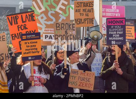 Londres, Royaume-Uni. 7th février 2023. Piquet à l'extérieur de l'hôpital St Thomas, les infirmières du NHS poursuivent leurs grèves sur salaire. Banque D'Images