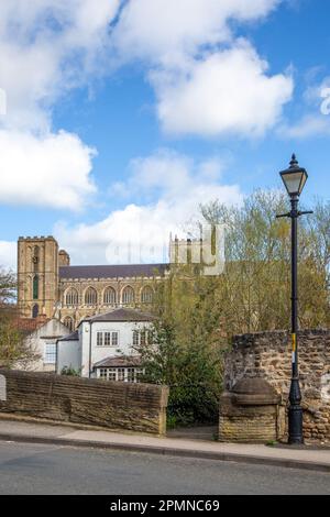 Vue sur la cathédrale de Ripon Prenez le nouveau pont à Bondgate Green, dans la ville de Ripon, dans le nord du Yorkshire Banque D'Images