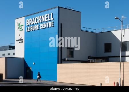 Bracknell Leisure Center à Berkshire, Angleterre, Royaume-Uni, vue extérieure avec une jeune femme passant devant le bâtiment Banque D'Images