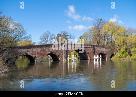 Vue printanière sur le pont de Sonning au-dessus de la Tamise lors d'une journée ensoleillée à Sonning-on-Thames, Berkshire, Angleterre, Royaume-Uni Banque D'Images