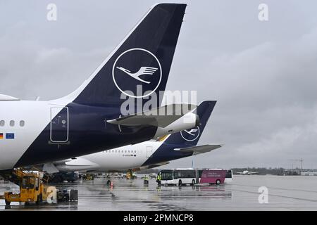 Impressions de l'aéroport Franz Josef Strauss de Munich sur 12 avril 2023. Avion Lufthansa au terminal 2, position de stationnement à la porte. Dispatch, barre avec grue, logo. ? Banque D'Images