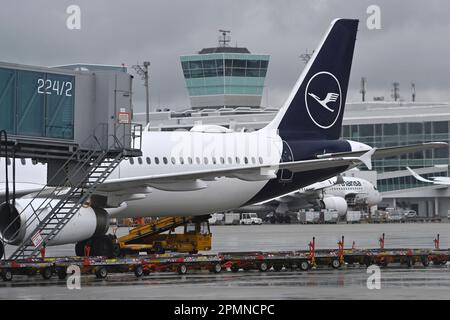 Impressions de l'aéroport Franz Josef Strauss de Munich sur 12 avril 2023. Avion Lufthansa au terminal 2, position de stationnement à la porte. Dispatch, barre avec grue, logo. ? Banque D'Images