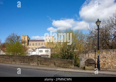 Vue sur la cathédrale de Ripon Prenez le nouveau pont à Bondgate Green, dans la ville de Ripon, dans le nord du Yorkshire Banque D'Images