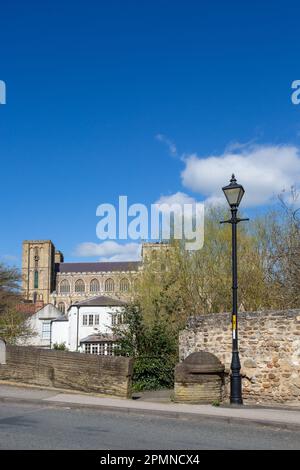 Vue sur la cathédrale de Ripon Prenez le nouveau pont à Bondgate Green, dans la ville de Ripon, dans le nord du Yorkshire Banque D'Images