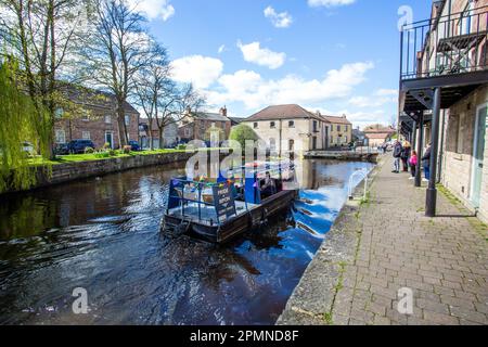 Bateau à narrowboat, Pride of Ripon faire des excursions en bateau de plaisance le long du canal Ripon, North Yorkshire i Banque D'Images