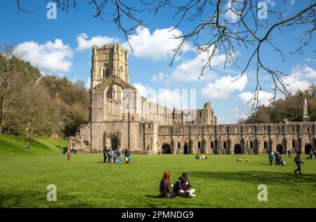 Abbaye de Fountains les vestiges d'un monastère cistercien sont aujourd'hui une propriété de la National Trust près de la ville de Ripon, dans le nord du Yorkshire Banque D'Images