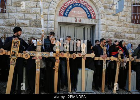 Jérusalem-est, Israël. 14th avril 2023. Les chrétiens orthodoxes portent des croix en bois le long de la via Dolorosa (voie de la souffrance) dans la vieille ville de Jérusalem pendant la procession du Vendredi Saint orthodoxe avant le samedi Saint demain. Les pèlerins chrétiens ont pris part à des processions en chemin car, selon la tradition, Jésus-Christ a porté la croix le dernier jour avant sa crucifixion. Crédit : SOPA Images Limited/Alamy Live News Banque D'Images