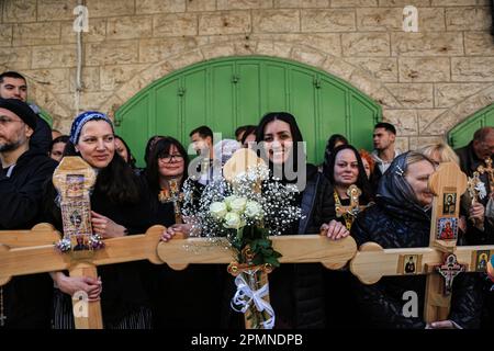 Jérusalem-est, Israël. 14th avril 2023. Les chrétiens orthodoxes portent des croix en bois le long de la via Dolorosa (voie de la souffrance) dans la vieille ville de Jérusalem pendant la procession du Vendredi Saint orthodoxe avant le samedi Saint demain. Les pèlerins chrétiens ont pris part à des processions en chemin car, selon la tradition, Jésus-Christ a porté la croix le dernier jour avant sa crucifixion. Crédit : SOPA Images Limited/Alamy Live News Banque D'Images