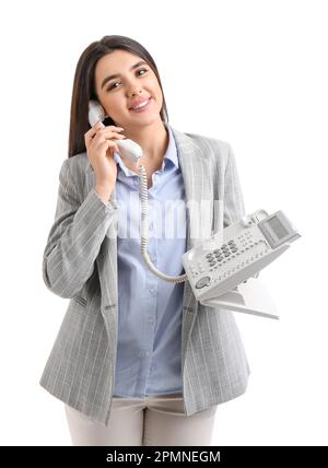 Jolie jeune femme parlant au téléphone sur fond blanc Banque D'Images