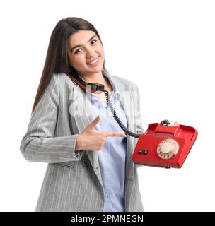 Jolie jeune femme parlant au téléphone sur fond blanc Banque D'Images