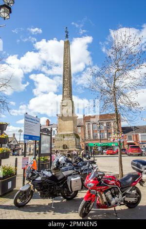 Motos sur la place du marché Ripon North Yorkshire qui a été construit en 1781 c'est là que le souffleur de corne règle la montre tous les soirs à 9pm Banque D'Images