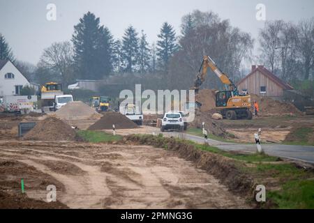 Sauzin, Allemagne. 14th avril 2023. Les véhicules de construction travaillent sur le chantier de construction du contournement de B111 près de Wolgast. Le nouveau pont vers l'île d'Usedom au-dessus de la rivière Peene sera construit au sud de Wolgast avec une longueur de 1,4 kilomètres, des pylônes de 70 mètres de haut et 42 mètres d'espace entre la rivière Peene et le bord inférieur du pont. Au total, le projet devrait coûter environ 140 millions d'euros. La ville de Wolgast sera soulagée par une connexion directe entre l'autoroute 20 et l'île d'Usedom. Credit: Stefan Sauer/dpa/Alay Live News Banque D'Images